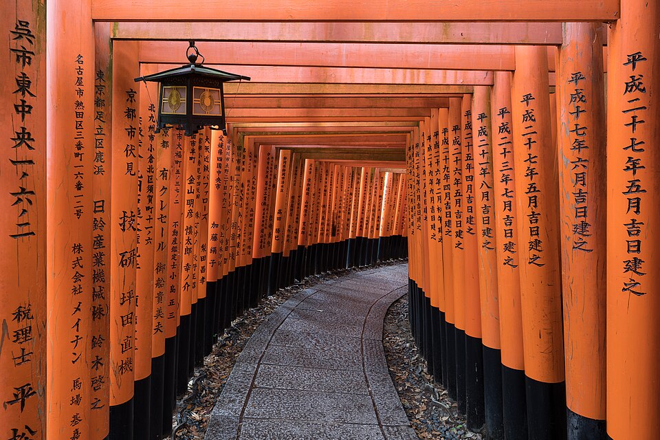 Túnel de torii rojos