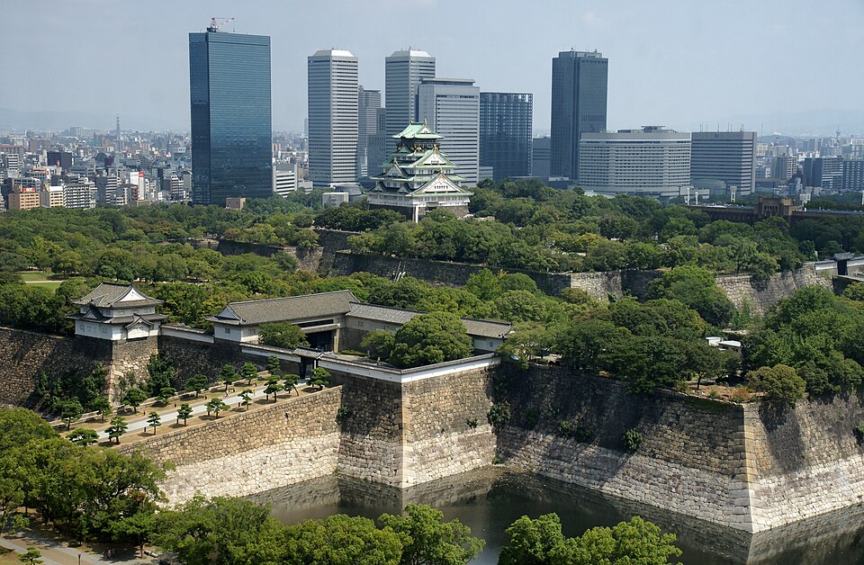 Castillo de Osaka y rascacielos